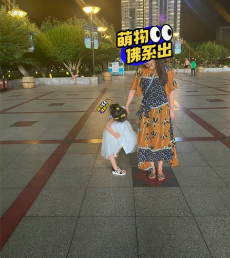 zara 卡其色拼接深蓝色碎花连衣裙 16...