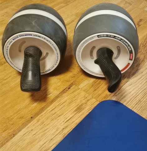 九成新健腹轮 2个 买了以后发现成为家中摆...