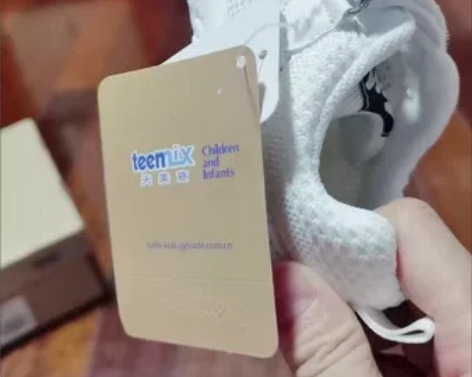 夏季网面透气防滑舒适轻便运动鞋 略有泛黄，...