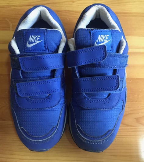 蓝色运动鞋 没有穿几回成色很好 看鞋底就知...