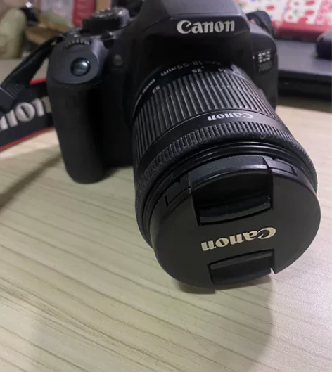 挂一个佳能单反相机 EOS700D 镜头1...