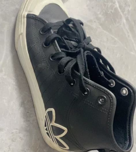 阿迪的女款运动皮鞋，好看，没毛病，就是有点...