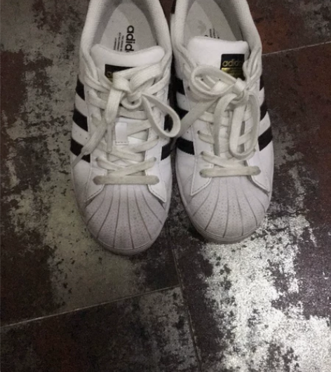 阿迪贝壳鞋，专卖买的，穿过几次，没有刷。3...