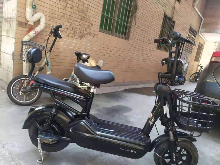 几乎全新电动车，爱玛电动车。刚换的电池。4...