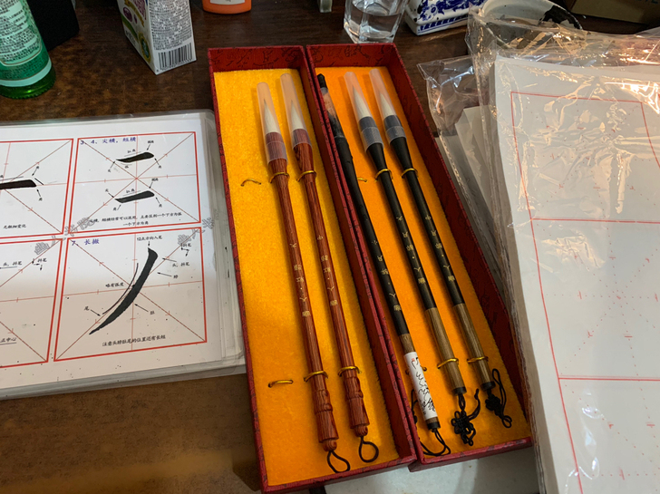 毛笔5支，其中有一只小号刚开笔，2支中号和...