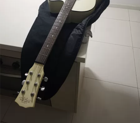 白色民谣吉他（初学者不二之选） 买了两年 ...