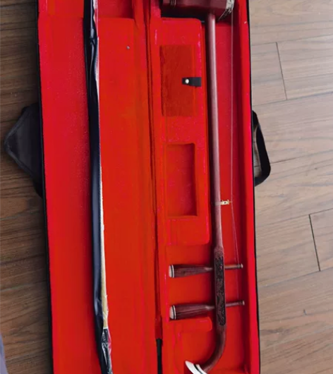 二胡,不知道啥品牌,买了没用过。。 感兴趣...