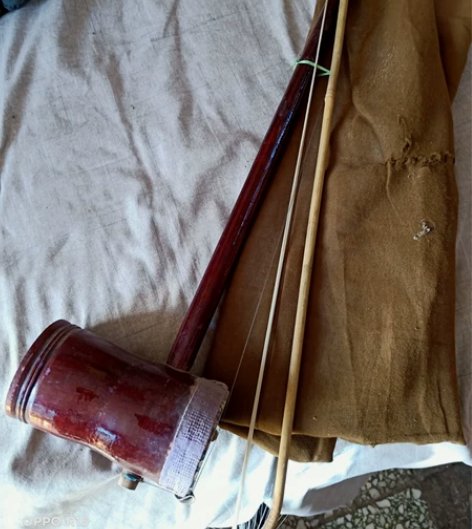 农村收来的老旧二胡一把。可正常使用。赠送老...