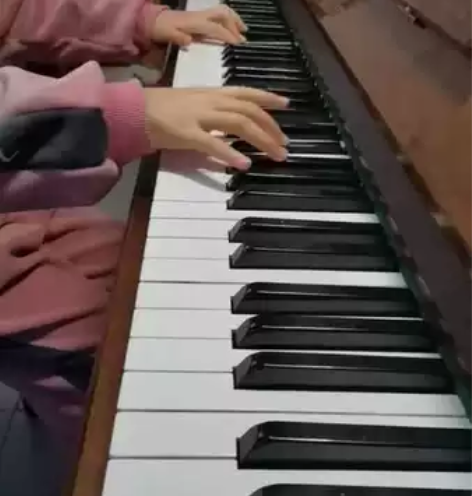 由于小孩已转学回老家，转卖二手钢琴韩国世正...