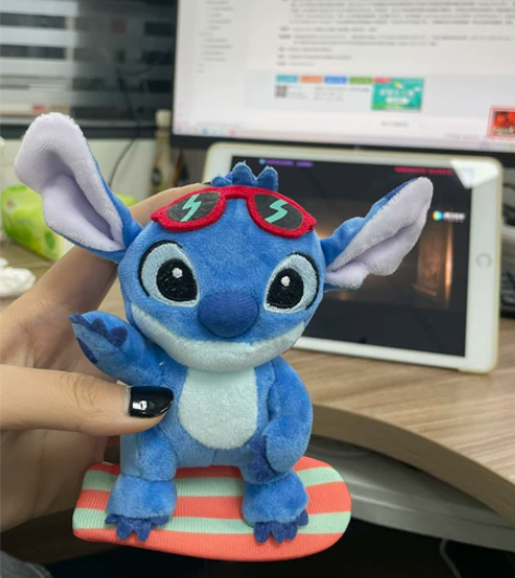 九成新的滑板史迪仔小挂件喔 感兴趣的话点“...