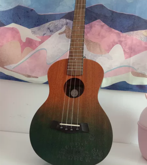 安德鲁23寸尤克里里音质好，高级的墨绿色渐...