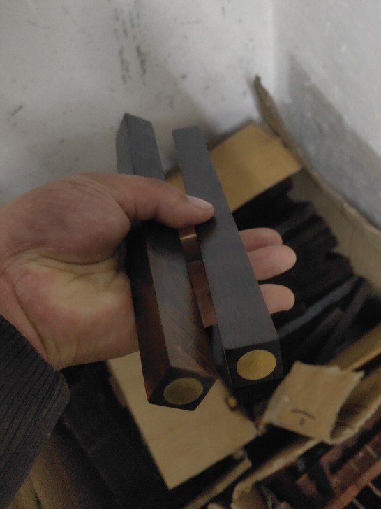 黑檀木当中一点点圆的铜的。尺寸长22，宽1...