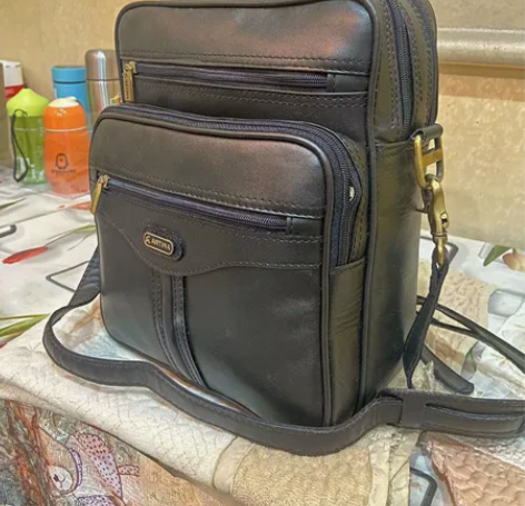 男士单肩背包 搬家发现的老物件,保存得很好...