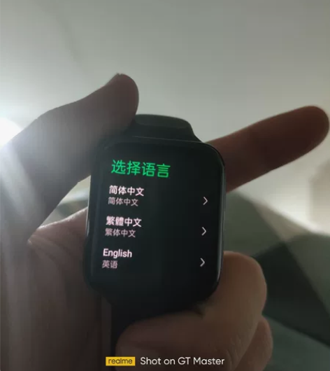OPPO Watch 2屏幕有一个小划痕由...