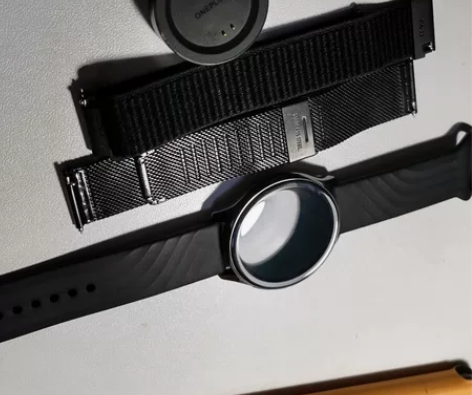 一加手表，橙色如图自己看，送两条几乎没用过...