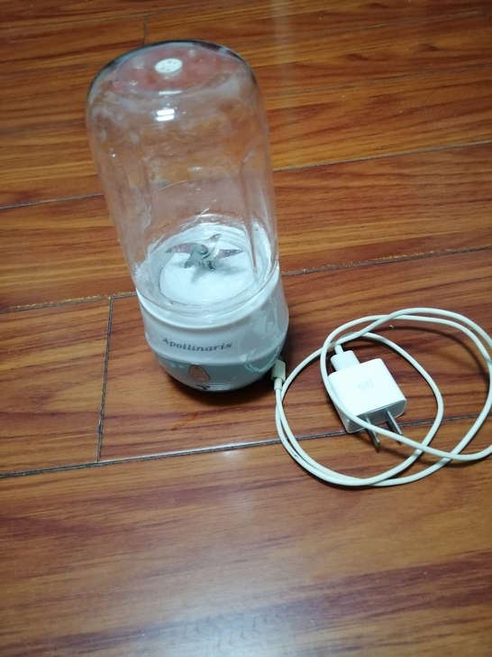家用小型榨汁机，使用过，介意勿拍