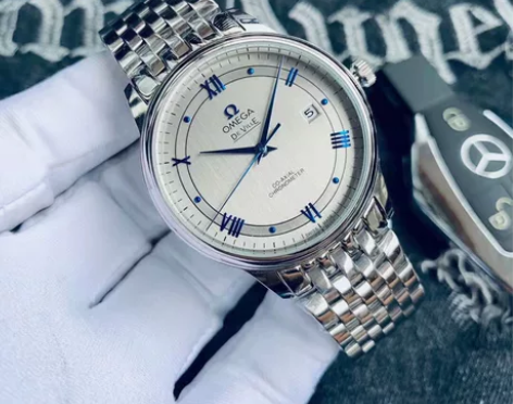 老邻居生日送的，欧米茄蝶飞系列机械男手表腕...