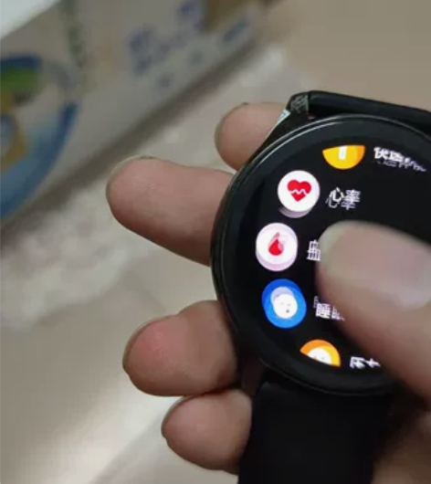 一加watch手表 屏幕有划痕，手表之前多...