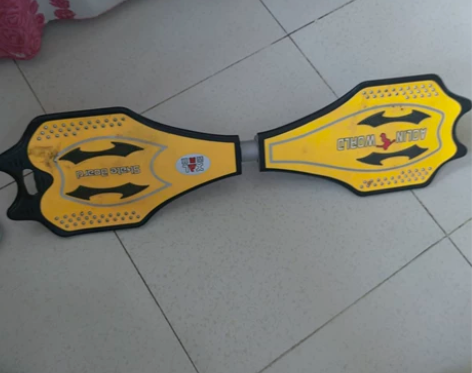 这个滑板适合10岁左右孩子玩，辅助孩子平衡...