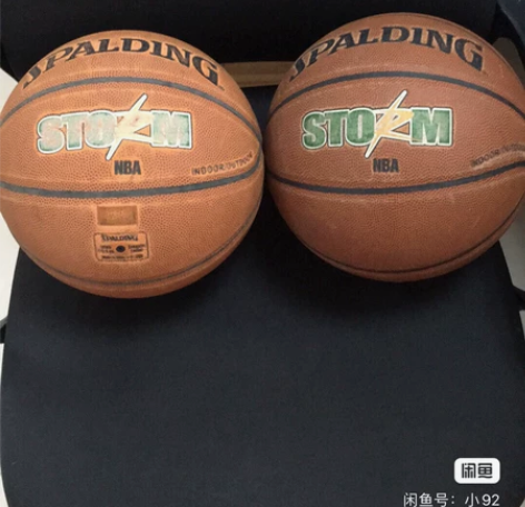 斯伯丁篮球,右边这个,买来给孩子玩的,嫌球...