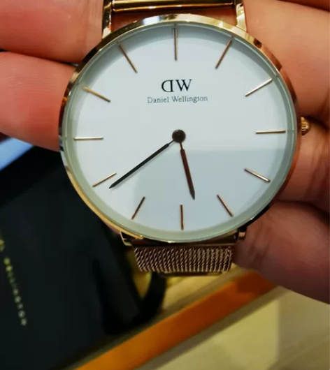 DW手表36mm,就试戴过两次,全新无划痕...