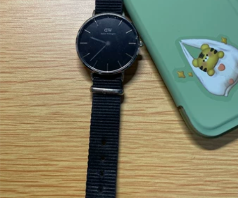 dw手表，表盘跟朋友打闹的时候甩到了，能接...