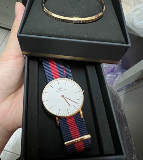 dw玫瑰金手表手镯，都有盒子，戴过几次便宜出。手表红蓝配色...