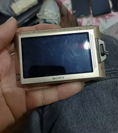 索尼数码相机一个没充电器了不太清楚能否开机...