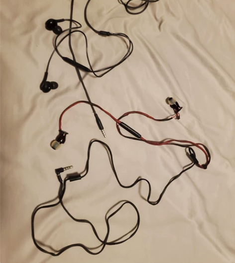 两条耳机：三星手机专用AKG和森海塞尔Mo...