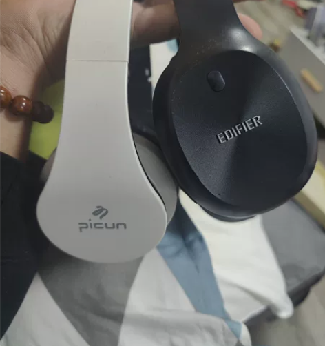 两个头戴式耳机，一个漫步者具体型号不详，另...