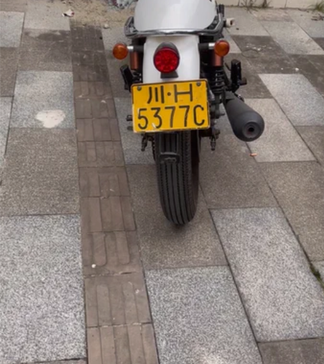 银钢 拿铁 复古机车、西装暴徒，全新要一万...