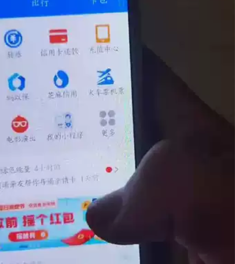 去年8月购入，手机无任何维修，屏幕日常使用...