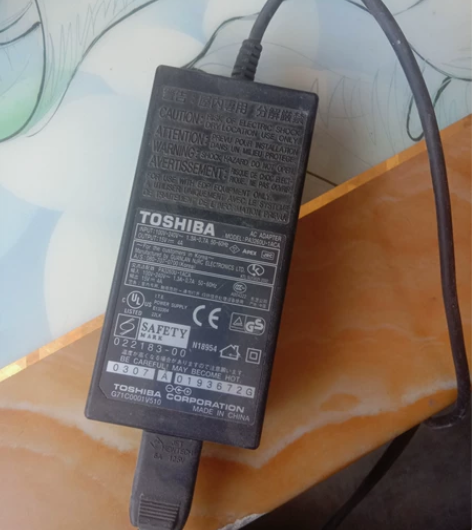 个人一手用的东芝笔记本原装电源一个，有用的...