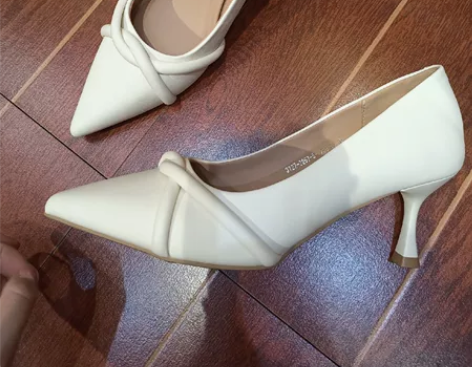 爱依服 尖头细中跟单鞋百搭 99～ 感兴趣...