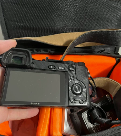索尼微单A6000，就刚买来的时候用过一次...