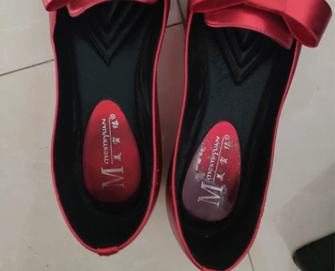红色内增高鞋，只穿过一次，本地商场购买，非...