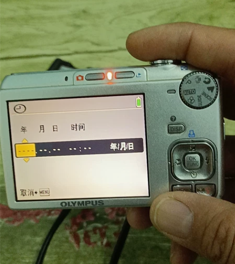 奥林巴斯相机，FE-320，带一个充电器和...