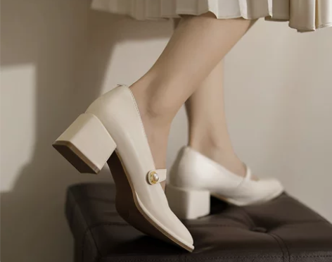 2022年春季新款方头浅口粗跟一字带百搭中...