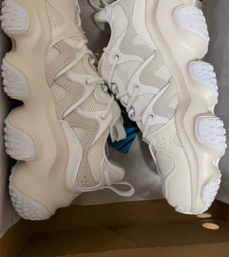 安踏女鞋洲白运动鞋，清仓特价，  全新正品...