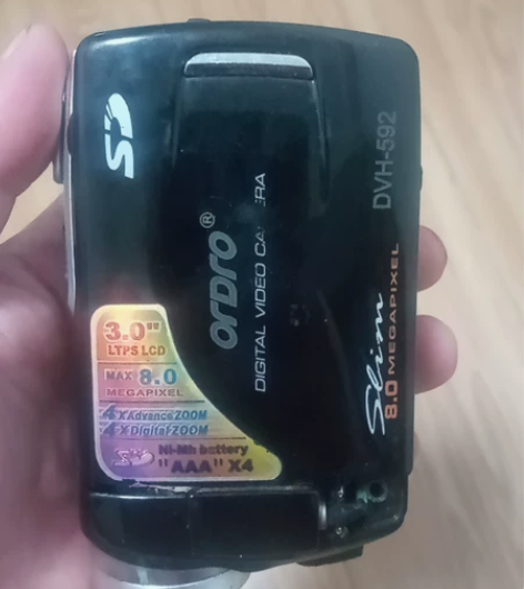 今天新收欧达摄像机一部。电池卡都在里头。外...