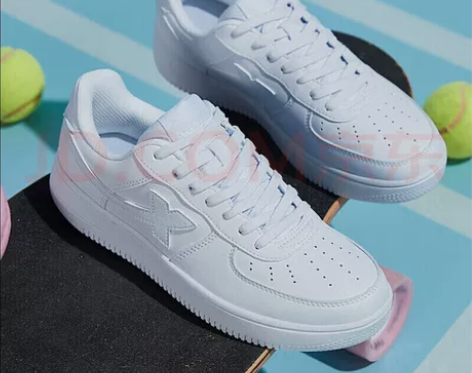 特步的,买了大概1年左右,穿的比较少,鞋子...