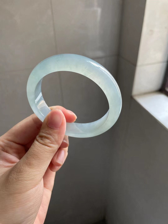 冰胶晴蓝正圈翡翠手镯，种质细腻温润起荧，颜...