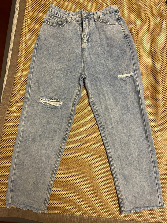 浅色直筒破洞牛仔裤