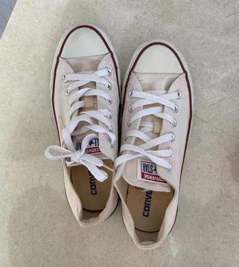 正版匡威小白鞋 只刷过2次 买一送一双...