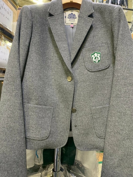 求/收青园女高西服。