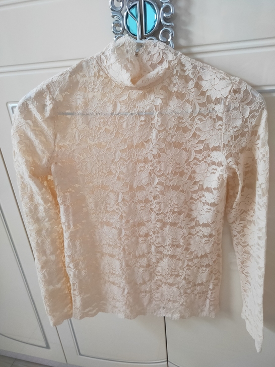 杏色蕾丝衫