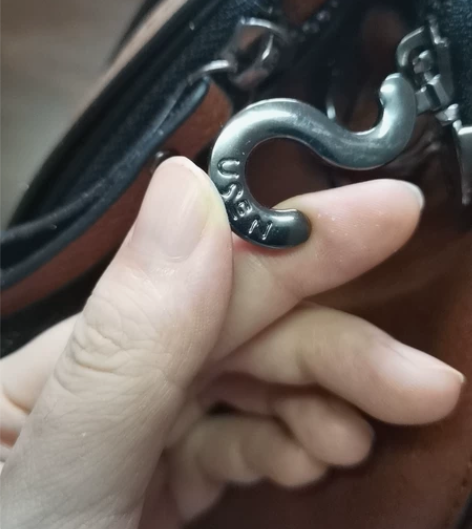 包包是我自己买的，只背过两次，有使用痕迹，...