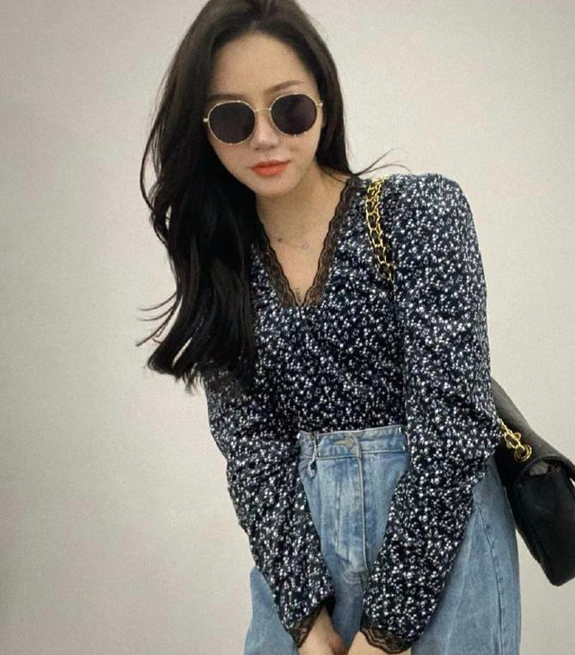 长袖蕾丝V领衬衫，带垫肩可以拆卸，全新带吊...