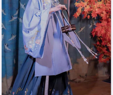 五五年正版汉服，穿过一次，送一个簪子。 感...