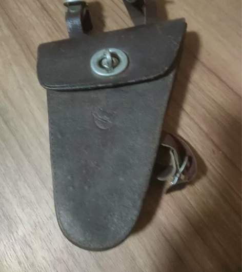 老飞鸽自行车。工具包。背面开线。别的毛病没...